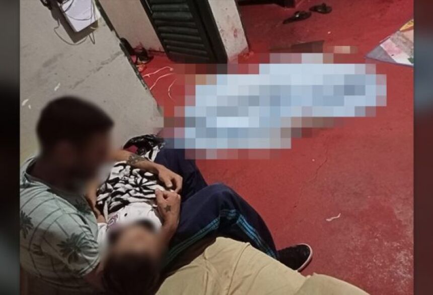 Rapaz que foi preso estava com criança no colo quando a polícia chegou (Foto: Caarapó News)