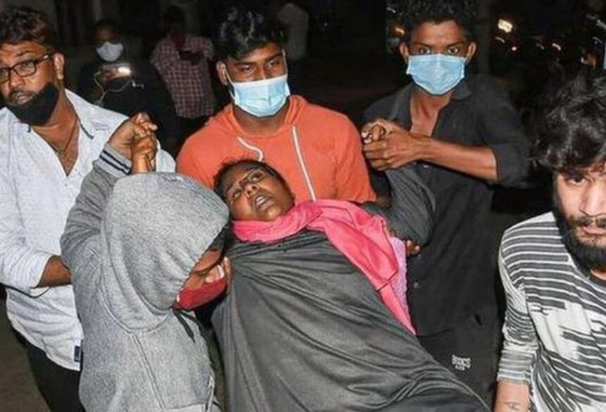 Centenas de pessoas foram hospitalizadas na Índia por causa de doença misteriosa  Foto: PTI