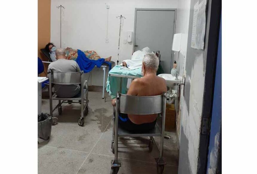 Pacientes com Covid-19 e acompanhantes ficam em uma sala improvisada no Hospital Geral do Estado (HGE), em Maceió, Alagoas  