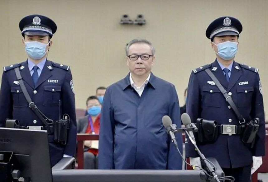 Lai Xiaomin (C), ex-presidente da China Huarong Asset Management Co., durante seu julgamento 