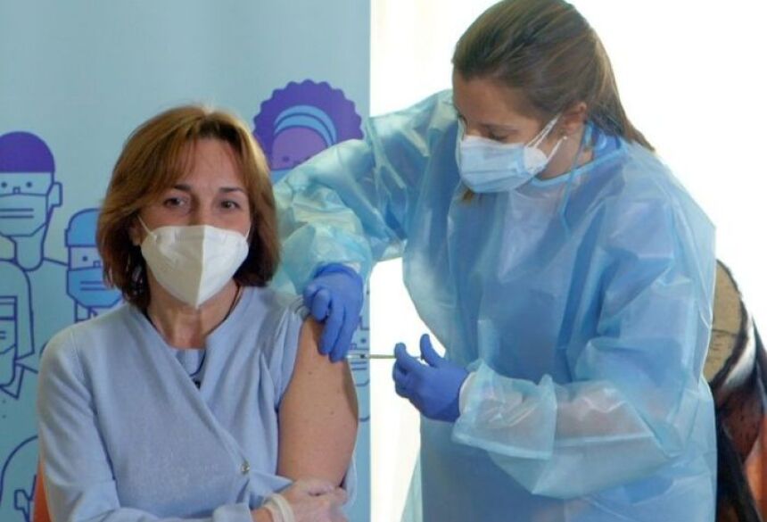 Diretora de casa de repouso recebe dose da vacina Pfizer-BioNTech contra o coronavírus em 27 de dezembro de 2020 em L'Hospitalet de Llobregat, perto de Barcelona