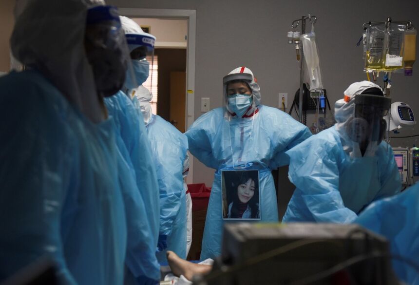 Foto de 12 de dezembro de 2020 mostra profissionais de saúde em volta de paciente que morreu no setor de Covid-19 de hospital em Houston, no Texas  Foto: Callaghan O'Hare/Reuters