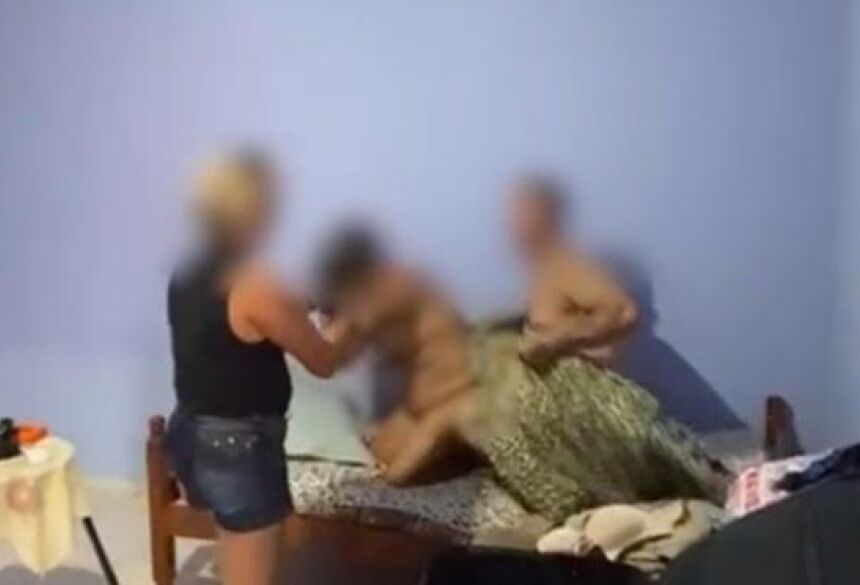 Mulher flagra namorado na cama com outra e estraga "festinha".