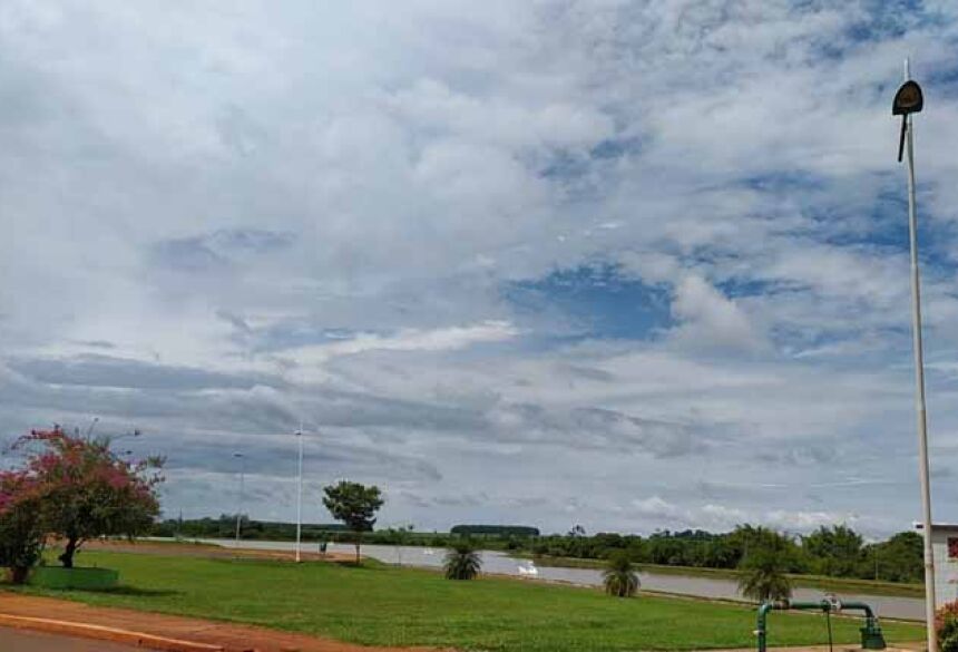 Tempo fechado em Fátima do Sul, com possibilidade de chuva