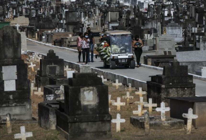 Parentes enterram idoso que morreu de Covid-19 em cemitério no Rio de Janeiro, em 7 de janeiro (Foto: AP Photo/Bruna Prado)