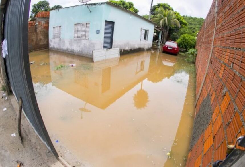 Famílias tiveram casas invadidas pela água. (Foto: Clóvis Neto/Prefeitura de Corumbá)