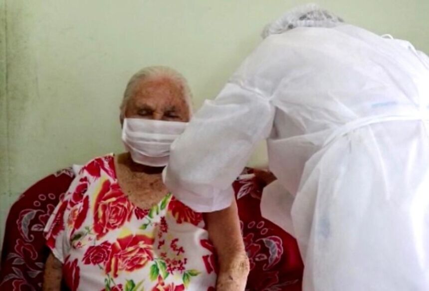 Moradora de Coxim (MS), com 104 anos recebeu a primeira dose do imunizante contra Covid-19.  Foto: Redes sociais