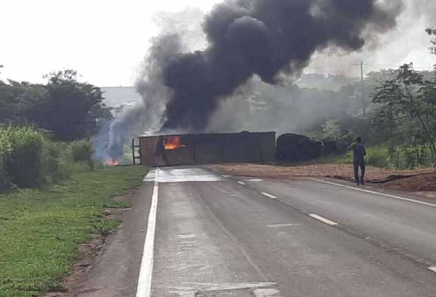 Carreta Pega Fogo Após Colisão, Interdita Pistas E Deixa Rodovia ...