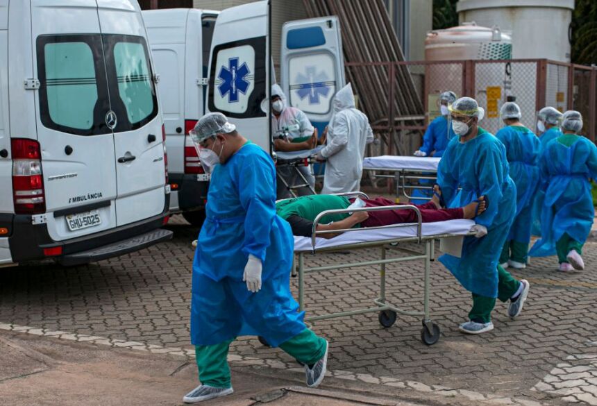Paciente de Covid-19 é transferido: cena comum nos hospitais do Brasil. Foto: Tarso SarrafAFP via Getty Images