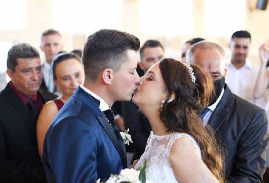 Adarlele Andrade de Lara, de 26 anos, e Ruan Pablo de Lara, de 27 anos, celebraram o casamento no início de fevereiro, em União da Vitória, no sul do Paraná; ela encarava a doença pela terceira vez.