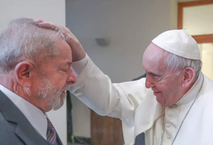 Papa Francisco abençoa Lula no Vaticano - Foto: Ricardo Stuckert