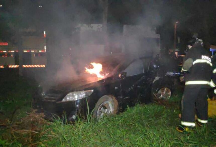 Veículo pegou fogo com a colisão - Crédito: Osvaldo Duarte/ Dourados News