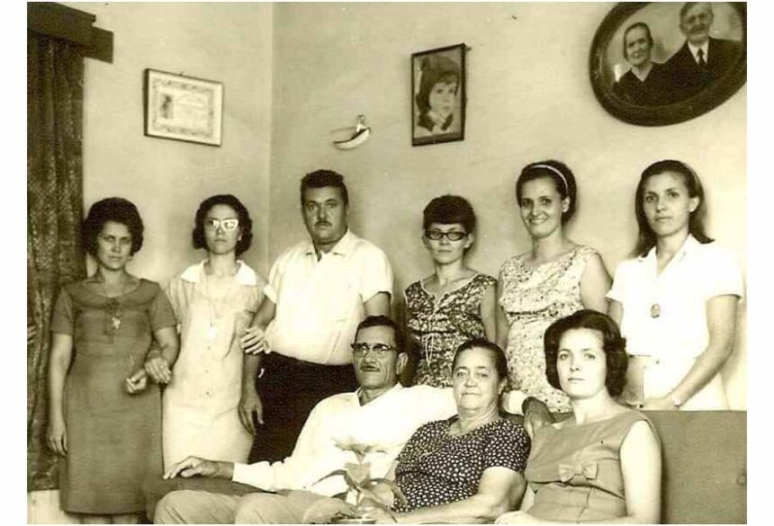 Antonio Hidalgo, D. Dorvalina e os filhos , Salvador, Encarnação , Izabel, Preta, Lazara, Antonia e Lola.