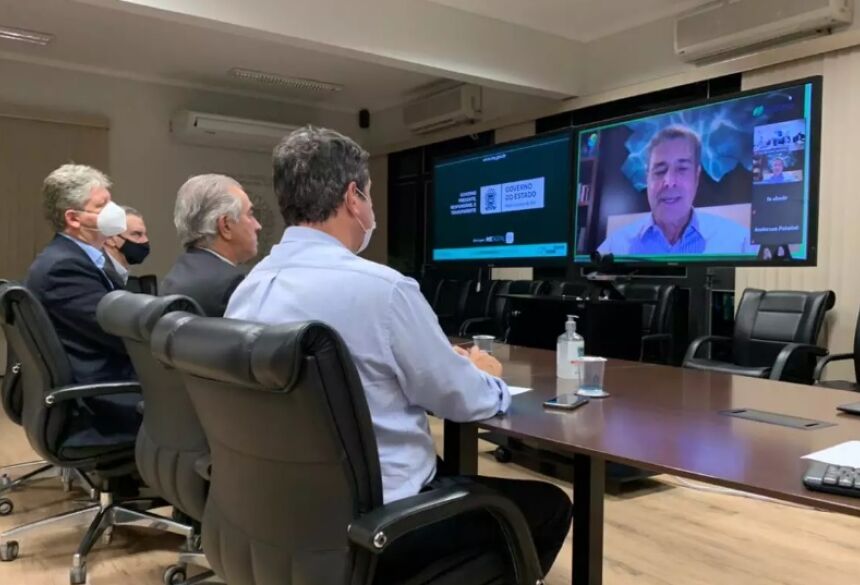 Governador e sua equipe conversando com executivo da Suzano sobre o investimento em Ribas do Rio Pardo (Foto: Divulgação) 