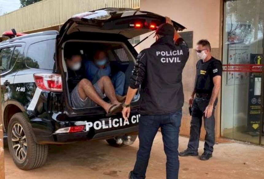 Acusados dentro da viatura sendo levados para exame de corpo delito. (Foto: Ivinoticias)