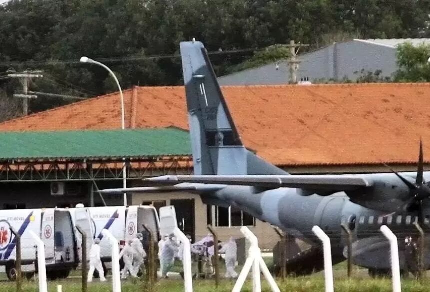 Embarque dos novos pacientes na Base Aérea de Campo Grande. (Foto: Divulgação)