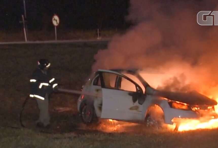 Bombeiros controlam incêndio no carro do motorista de aplicativo  Foto: José Aparecido/TV Morena