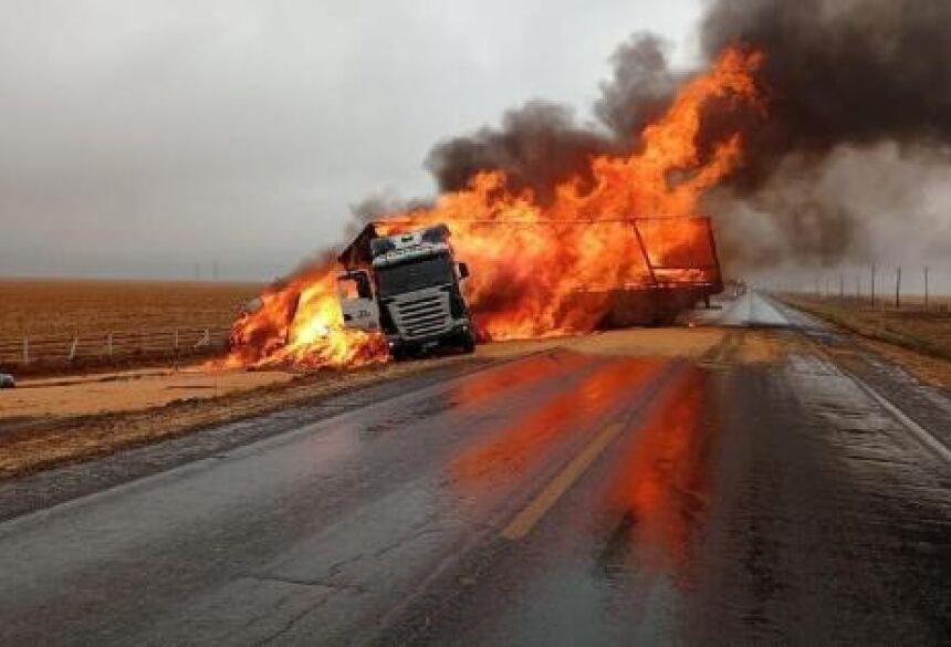 Veículos incendiaram após batida em rodovia de Nova Mutum nesta manhã.
