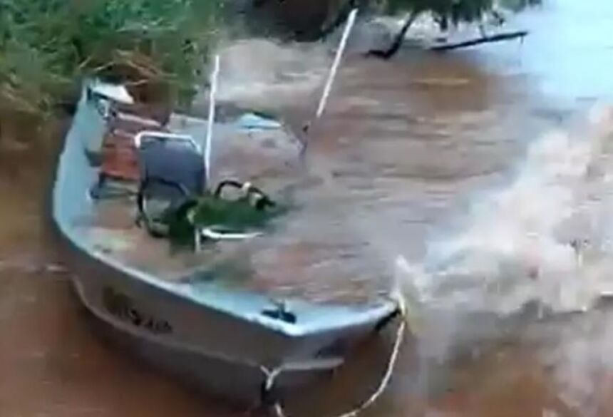mbarcação usada por pescadores foi arrastada para margens do Rio Paraná; um está desaparecido