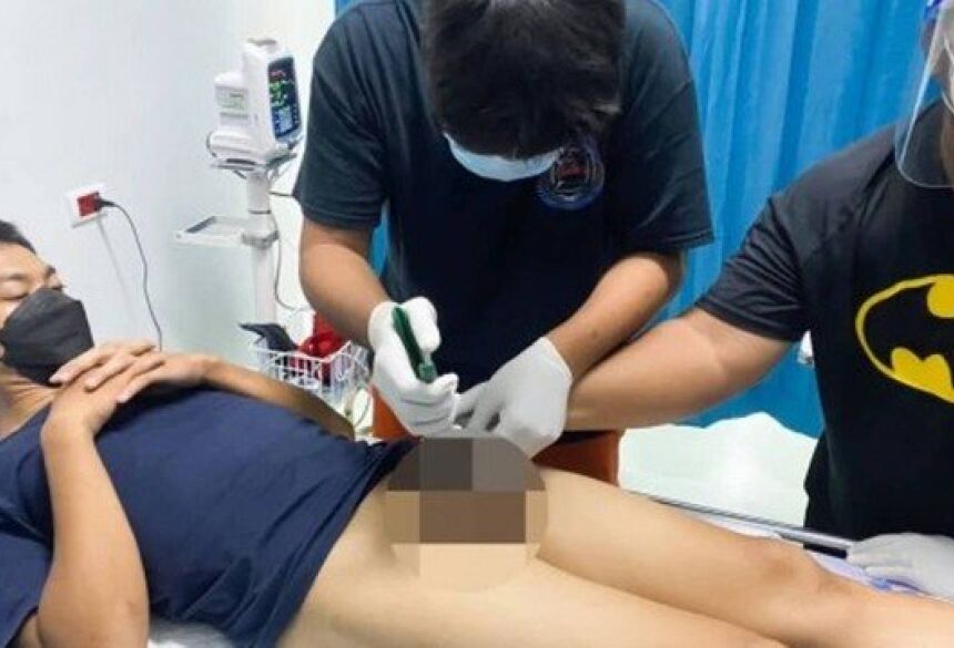 Tailandês é socorrido após entalar o pênis em cano de PVC Foto: Reprodução