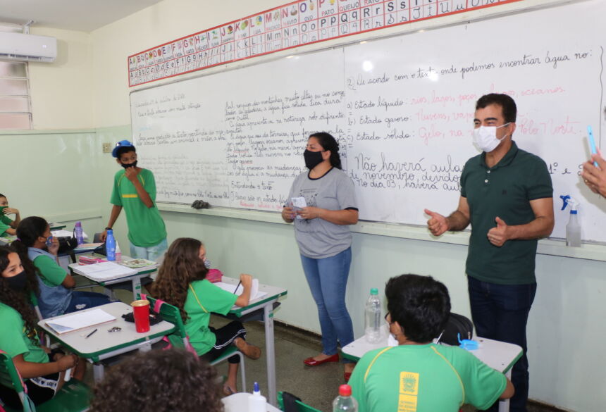 Marçal Filho durante visita na escola estadual Tancredo Neves, em Dourados 