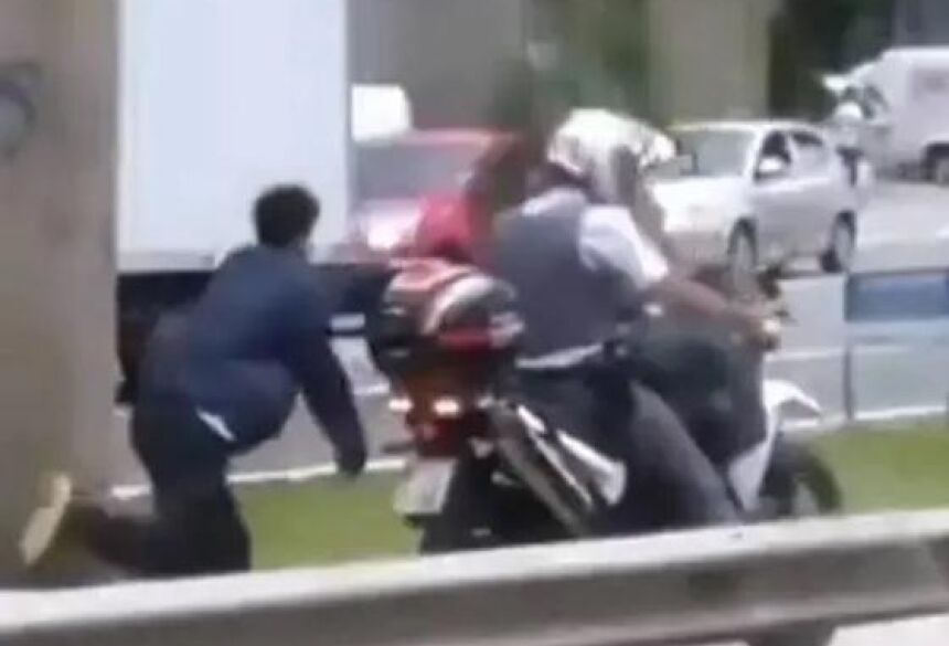 Homem negro é algemado em moto e arrastado por PM