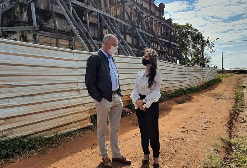 Com o prefeito de Ponta Porã, Hélio Peluffo, a deputada estadual Mara Caseiro falou sobre a importância da restauração do Castelinho para a Cultura de Mato Grosso do Sul