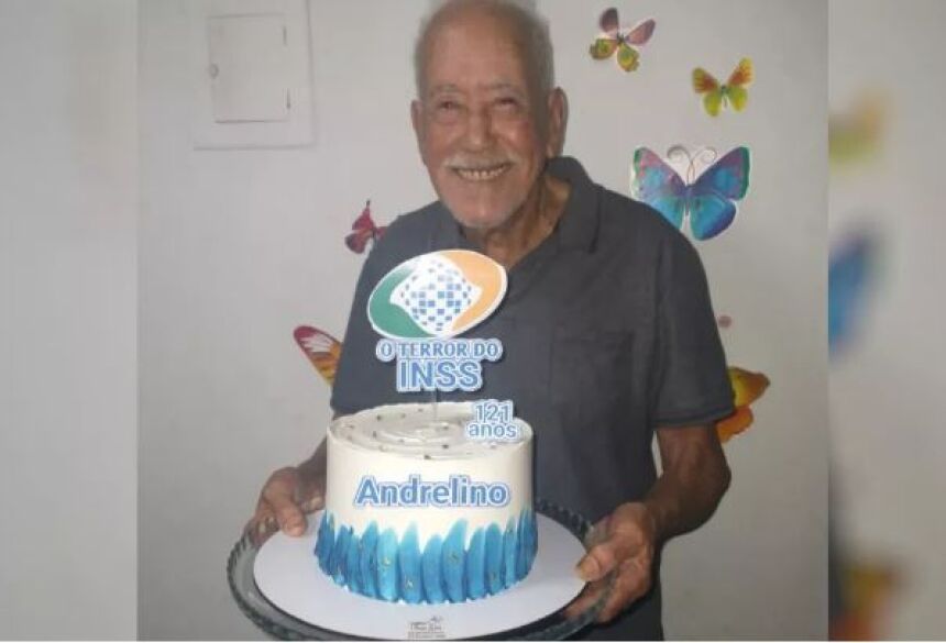 Idoso Andrelino Vieira da Silva comemora 121 com anos com bolo temático em Aparecida de Goiânia, Goiás  Foto: Arquivo pessoal/Andrelino Vieira da Silva