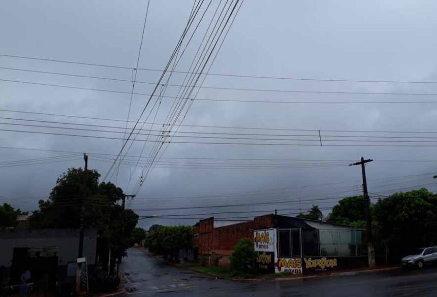 Tempo fechado em Fátima do Sul com pancada de chuva