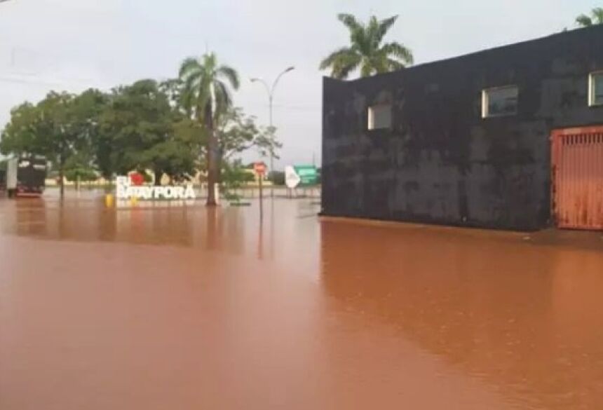 Em Batayporã, a Lagoa do Sapo transbordou deixando várias ruas intransitáveis (Foto: Nova Notícias)
