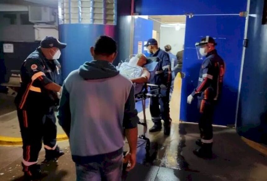 Venezuelano ferido a tiros no momento em que chegava ao hospital (Foto: Adilson Domingos)