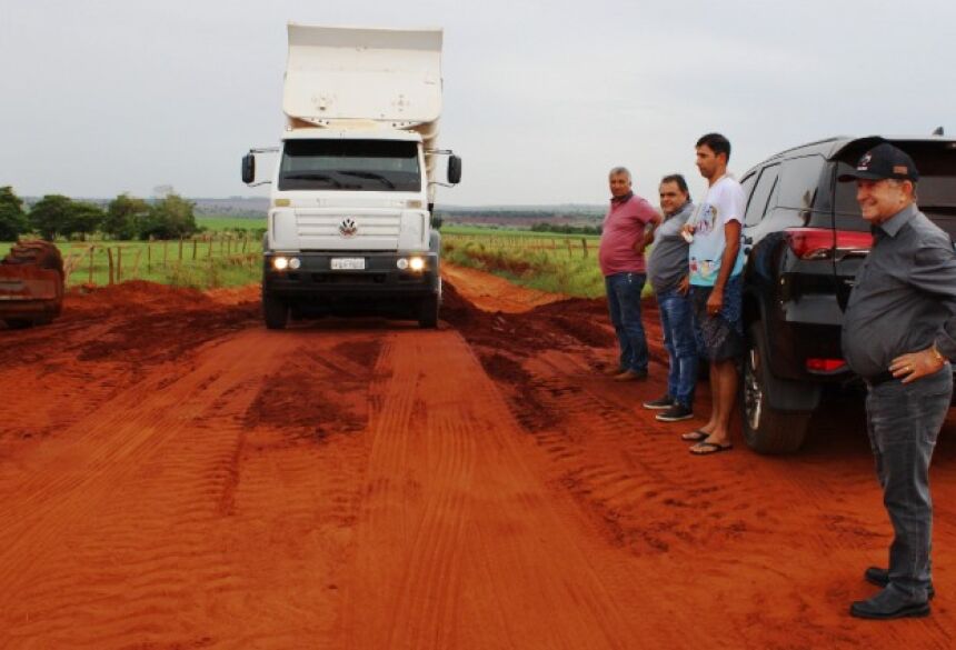 Prefeito Eraldo(d) vistoriando obras de recuperação de estradas na linha do Potreirito, em Jateí