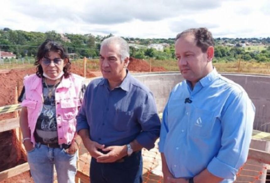 Valdomiro Sobrinho, Reinaldo e Walter Carneiro Júnior em visita a obras em Mundo Novo (Foto: Chico Ribeiro)