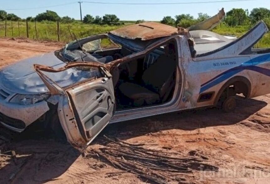 Carro ficou completamente destruído (Imagem: Jornal da Nova)