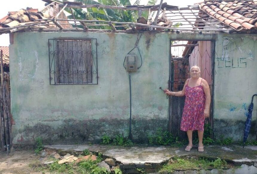 A casa de dona Rosa possui apenas algumas paredes, que restaram após chuvas na região. Foto: Arquivo Pessoal