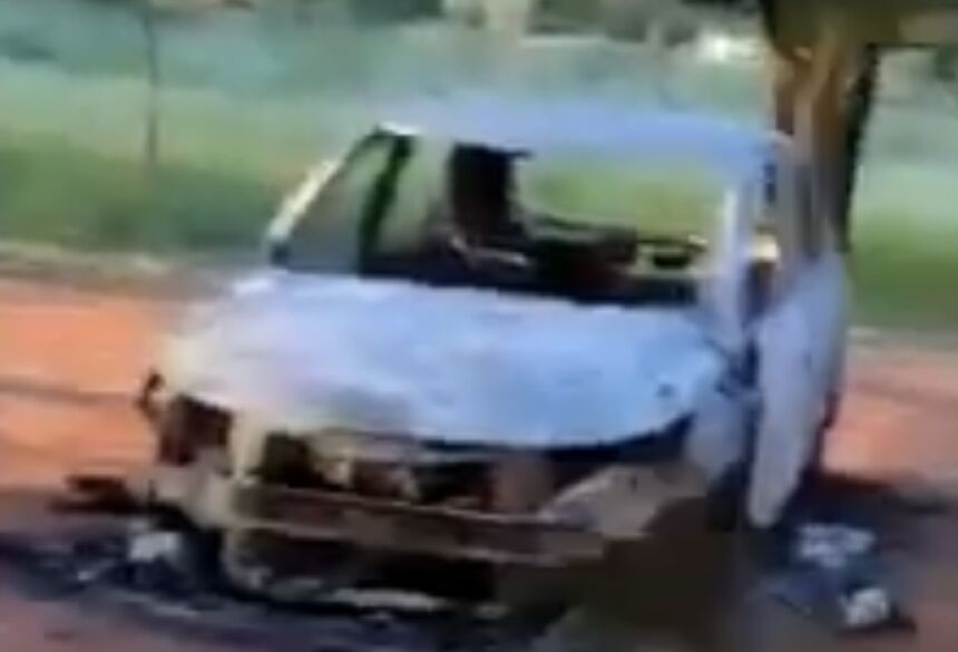 Vizinho teve dois carros e uma moto incendiado pela família   (Foto: Jardim MS News)