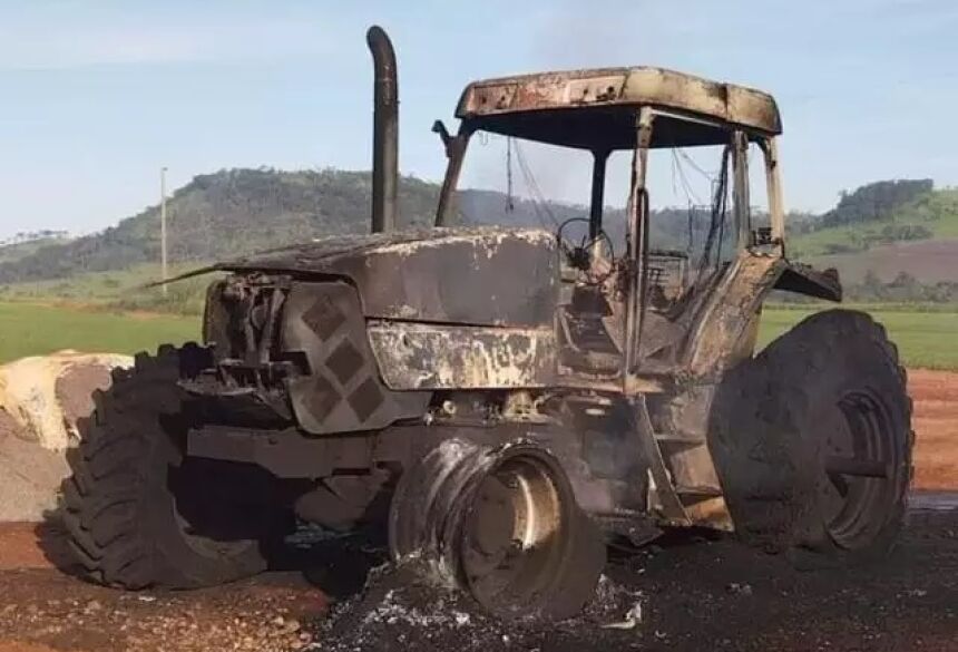 Trator queimado em fazenda localizada em território paraguaio, na fronteira com MS (Foto: Direto das Ruas) - CREDITO: CAMPO GRANDE NEWS