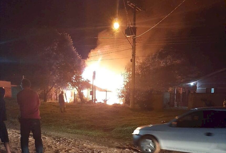 Moradores observam o fogo consumindo a residência. Foto: Divulgação