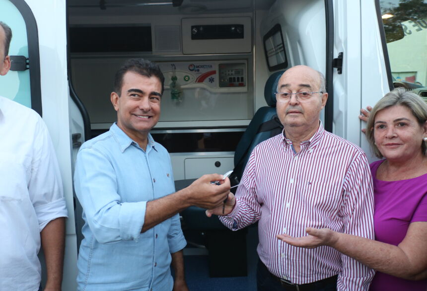 Marçal Filho, prefeito Gilberto Garcia durante a entrega da ambulância em Nova Andradina 