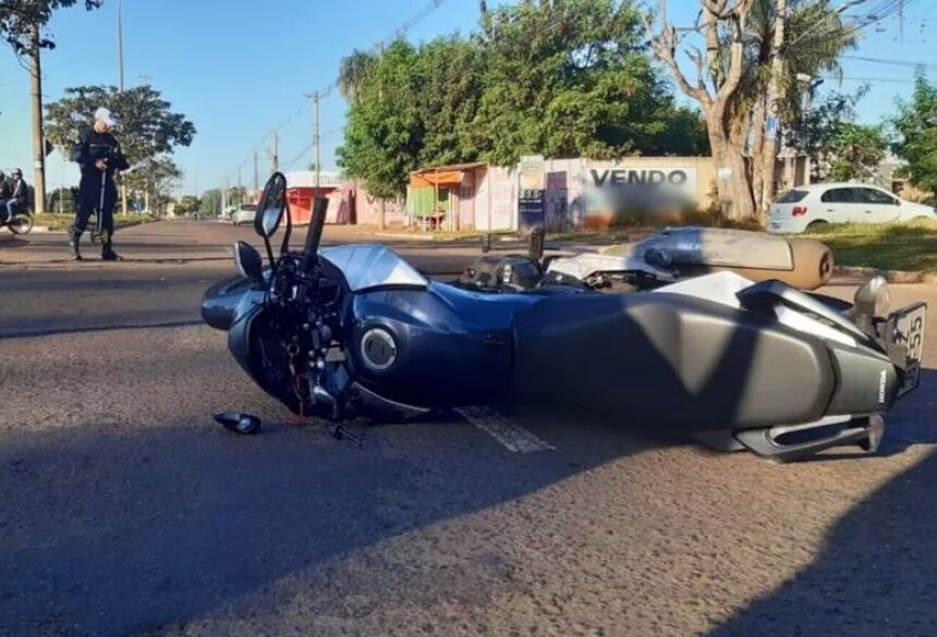 Segundo o registro policial, motocicleta foi arrastada por 20 metros.  Foto: Reprodução/MarcusVinniciusCintra