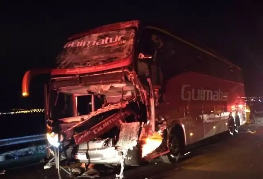 Ônibus de empresa de Dourados que bateu na traseira de caminhão em rodovia de SP (Foto: IBTV)