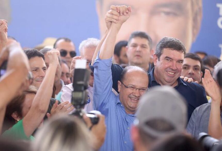 Eduardo Riedel e seu candidato a vice, o deputado Barbosinha - MARCELO VICTOR 