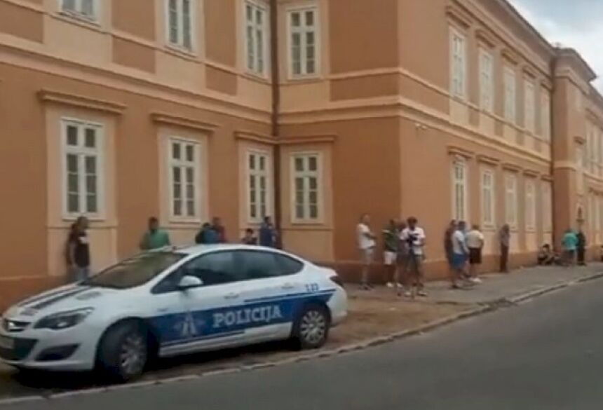 Carro de polícia parado na rua onde houve um massacre na cidade montenegrina de Cetinje. Foto: Reprodução/Twitter/@Marianna9110