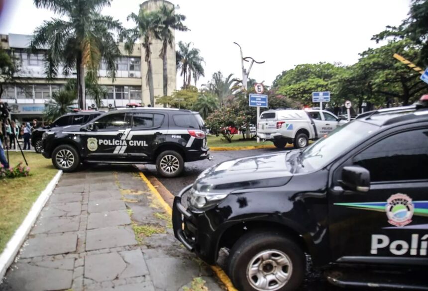 Viaturas da Polícia Civil na prefeitura de Campo Grande (Henrique Arakaki, Midiamax)