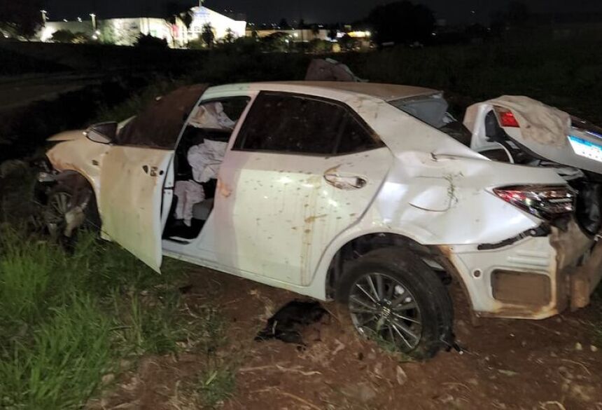 Carro ficou bastante danificado com o acidente   (Divulgação) Pelo menos três pessoas foram resgatadas em estado grave após um capotamento de um Toyota Corolla na madrugada deste sábado (6) no pontilhão da Avenida Salgado Filho, em Campo Grande. Uma dessa