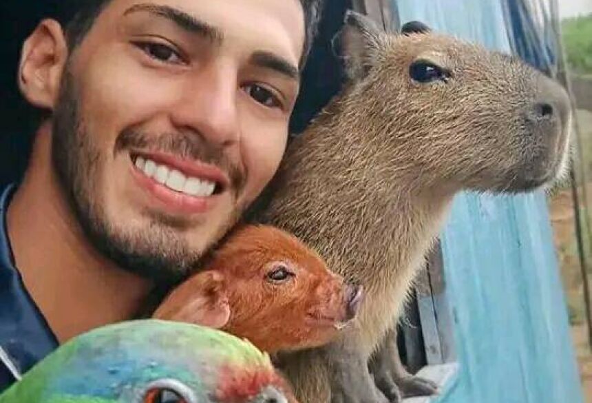 Influencer Agenor Tupinambá nega usar capivara Filó para ganhar dinheiro