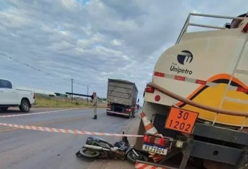 Moto da vítima e carreta envolvida em acidente na tarde de ontem. - Crédito: (Ponta Porã News)