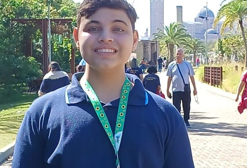 Foto destaque: CLDF - João Victor, 14 anos, com o colar de girassol