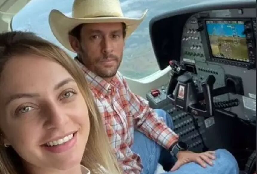 Casal em avião; Garon Maia Filho era piloto experiente (Foto: Tik Tok/Reprodução)