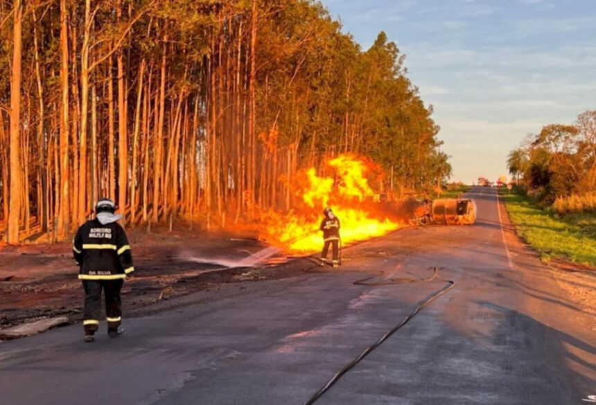 Corpo de Bombeiros controlou as chamas; Foto: Ivinotícias